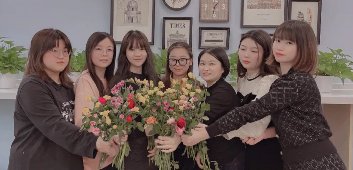 3·8妇女节——九洲国际官网科技鲜花萦绕，，，，，，，优美相伴